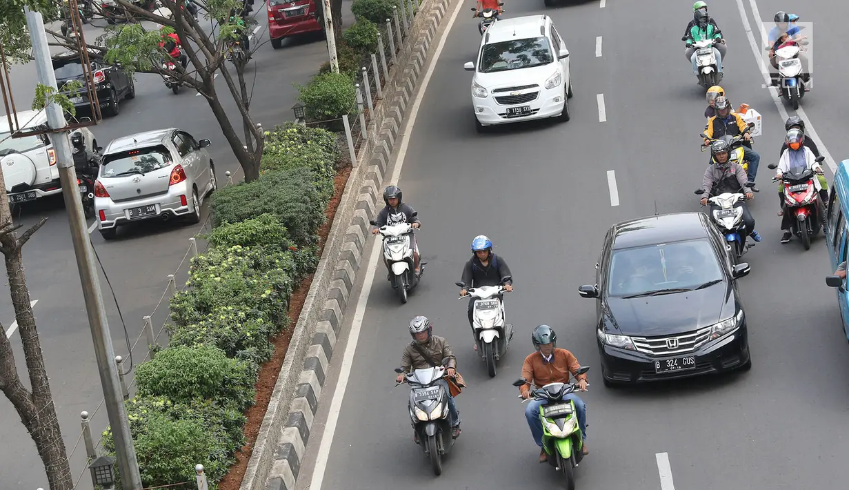 Kendaraan melintas di Jalan Margonda Raya, Depok, Jawa Barat, Jumat (18/8). BPTJ mengeluarkan rekomendasi perluasan pelarangan motor di Jakarta dan kota-kota di sekitarnya, salah satunya di Jalan Margonda, Depok. (Liputan6.com/Immanuel Antonius)