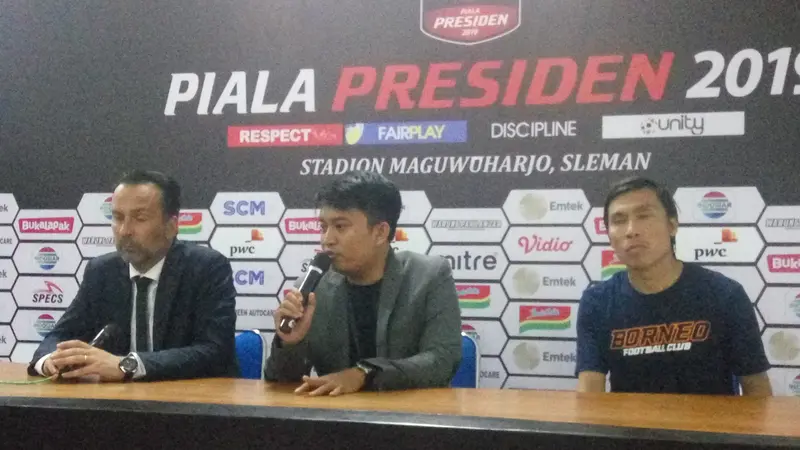 Pelatih Borneo FC, Fabio Lopez dan Asri Akbar usai laga lawan Persija di Piala Presiden 2019, Rabu (5/3). (Switzy Sabandar)