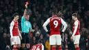 Wasit Andre Marriner memberikan kartu merah kepada pemain Manchester United Paul Pogba saat melawan Arsenal dalam pertandingan Liga Inggris di stadion Emirates, London (2/12). (AP Photo/Kirsty Wigglesworth)