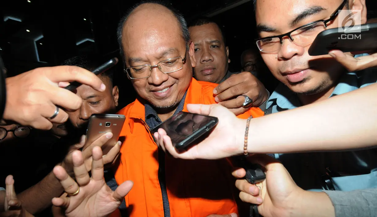 Bupati Malang Rendra Kresna menjawab pertanyaan wartawan usai menjalani pemeriksaan di gedung KPK, Jakarta, Senin (15/10). Rendra Kresna ditahan 20 hari kedepan untuk mempermudah pemeriksaan terkait dugaan suap gratifikasi. (merdeka.com/Dwi Narwoko)