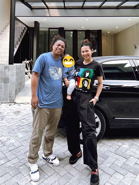 "Nggak juga sih (perjanjian nggak bakal nunjukin wajah anak), mungkin orangtuanya udah terlalu tenar jadi kami nggak mau kalah tenar," uajr Indah Permatasari.  [Instagram/indahpermatas]