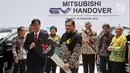 CEO Mitsubishi Motors Osamu Masuko secara simbolis menyerahkan kunci kepada Menteri Perindustrian Airlangga Hartarto di Jakarta, Senin (26/2). Mitsubishi Motors menghibahkan 10 mobil listrik kepada pemerintah Indonesia. (Liputan.com/JohanTallo)