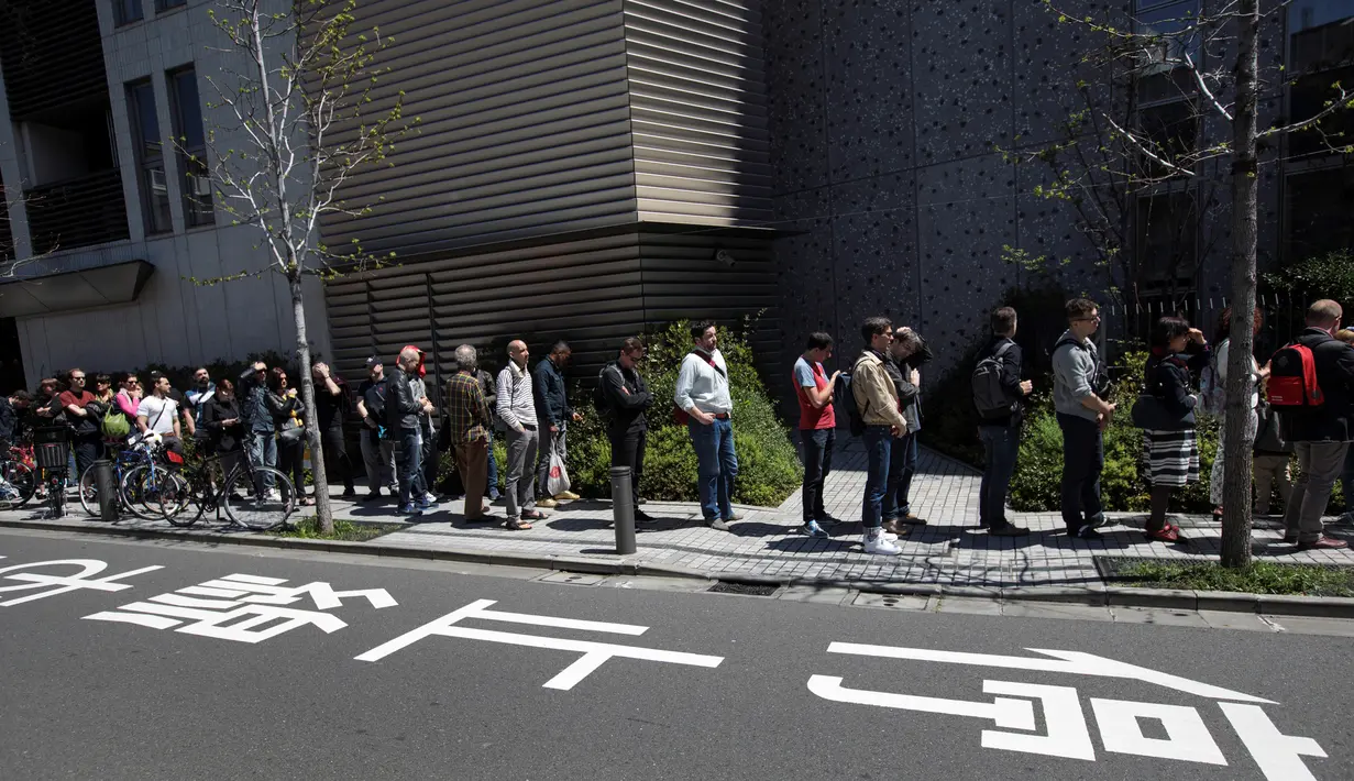 Warga Prancis berbaris mengantre memasuki kedutaan mereka untuk mengikuti pemilihan presiden Prancis putaran pertama di Tokyo, Jepang (23/4). Pemilihan umum Presiden Perancis 2017 ini diadakan pada tanggal 23 April dan 7 Mei 2017. (AFP/Behrouz Mehri)