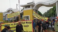 Warga menyegel perumahan Spring Garden Residence (SGR) di Jatimurni Bekasi, Jawa Barat. (Liputan6.com/Bam Sinulingga)