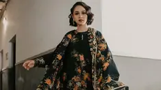 Gaya OOTD penyanyi 37 tahun tersebut saat mengenakan kain nusantara pun banjir pujian. Andien terlihat begitu menawan dengan kain nusantara yang digunakan. Seperti pada fotonya, ia tampak memakai kain asal Pekalongan yang dibuat dengan teknik canting cap dan tulis. (Liputan6.com/IG/@andienaisyah)
