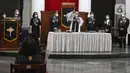 Suasana prosesi ibadah misa Jumat Agung pada rangkaian Hari Raya Paskah di Gereja Immanuel, Jakarta, Jumat (2/4/2021). Perayaan Jumat Agung tersebut mengajak umat kristiani mengenang wafatnya Isa Almasih. (Liputan6.com/Herman Zakharia)