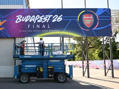 Pekerja melakukan persiapan jelang laga final liga Champions antara PSG vs Arsenal di Puskas Arena, Budapest, Hungaria, Jumat (29/5/2026). (AFP/Attila Kisbendek)