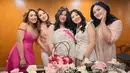 Di momen kejutan baby shower, Olivia Allan tampil cantik mengenakan gaun putih tulang bermotif bunga. Di kepalanya juga tersemat mahkota bunga. Istri Denny Sumargo itu juga tampak menjadi bintang utama dalam acara tersebut dengan selempang pink bertuliskan "Mommy to Be". (Liputan6.com/IG/@sumargodenny)