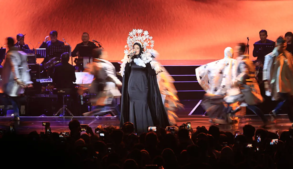 Mantan istri Glenn Fredly ini mengutarakan perasaannya bisa berada di satu panggung bersama Raisa, Krisdayanti, Isyana Sarasvati, dan Rossa. Tak ada rasa gugup, justru ia menjadikannya sebagai penyemangat. (Deki Prayoga/Bintang.com)