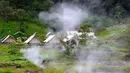 Kawasan ini terkenal dengan pemandangan kawah, uap belerang, dan hutan pinus sejuk. Tampak dalam foto, pengunjung menikmati suasana Kawah Kamojang di Kabupaten Garut, Jawa Barat. (Kapanlagi.com/Budy Santoso)