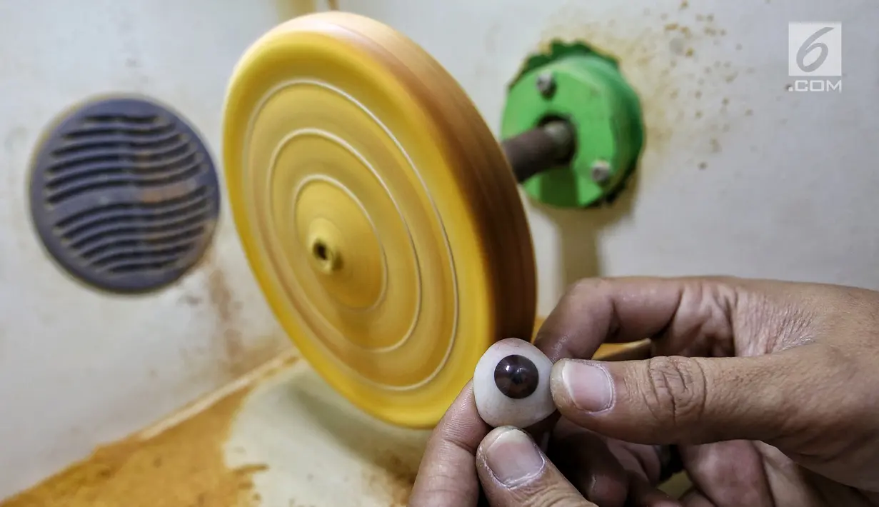 Sebuah bola palsu yang sedang dipoles di Klinik Ilyarsi Okularis, Ciputat, Tangerang Selatan, Banten, Sabtu (3/2). Karena berkali-kali bola mata palsu putrinya mengeluarkan kotoran, Ilyasin kemudian berniat membuatnya sendiri. (Liputan6.com/Fery Pradolo)