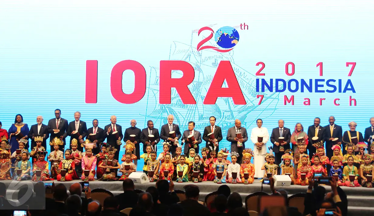 Sejumlah pimpinan, menteri luar negeri anggota IORA serta organisasi internasional lainnya berfoto bersama sambil memegang alat musik Papua, Tifa, pada pembukaan KTT IORA 2017 di Jakarta Convention Centre, Selasa (7/3). (Liputan6.com/Angga Yuniar)
