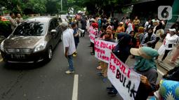 Dalam aksi yang bertepatan dengan Hari HAM Sedunia ini, warga menolak rencana penggusuran pemukiman mereka. (merdeka.com/Arie Basuki)