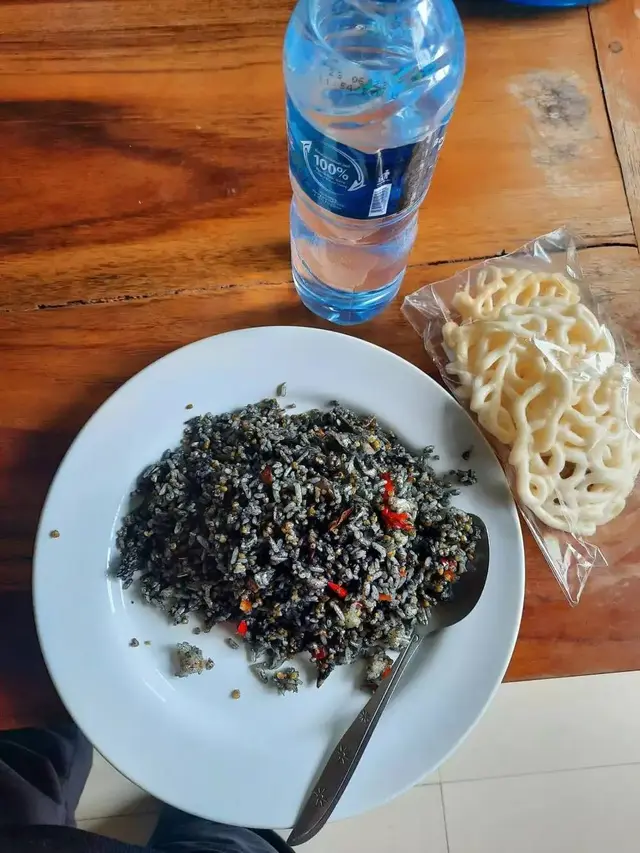 10 Potret Nyeleneh Orang Bikin Nasi Goreng, Ada Kuahnya