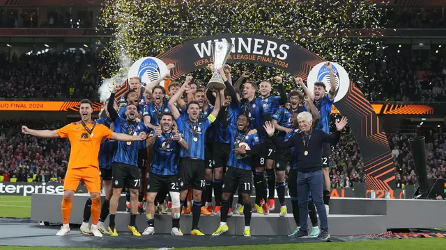 Tawa Riang Atalanta Angkat Trofi Liga Europa