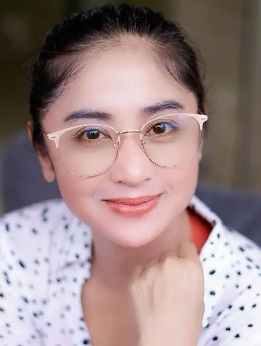 Dewi Perssik kerap menggunakan berabagi model kacamata. Mulai dari kacamata dengan bentuk sederhana hingga mewah. Penampilannya tetap stylish penuh gaya. (Liputan6.com/IG/@dewiperssikreal)