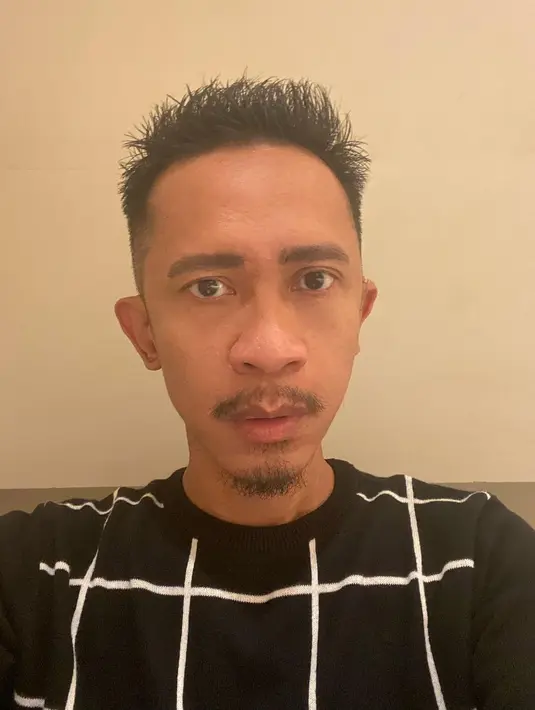 "Ya udah si…#ISTIQOMAH aja," sambung Aming. Dalam potret dengan potongan rambut model anak zaman sekarang tersebut, Aming terlihat lebih laki. Selain membiarkan kumisnya, Aming juga tak memotong jenggotnya. [Instagram/amingisback]