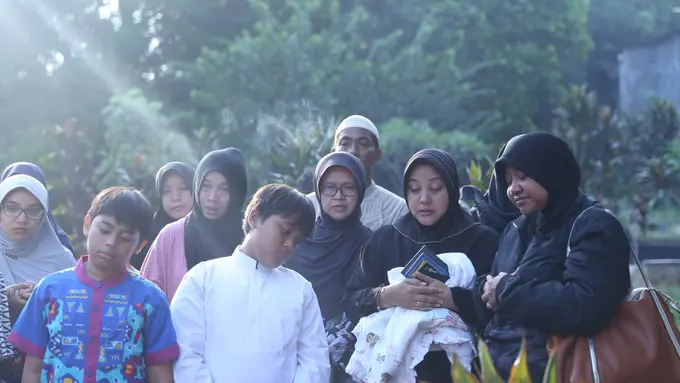 [Bintang] Pemakaman Anak Komeng