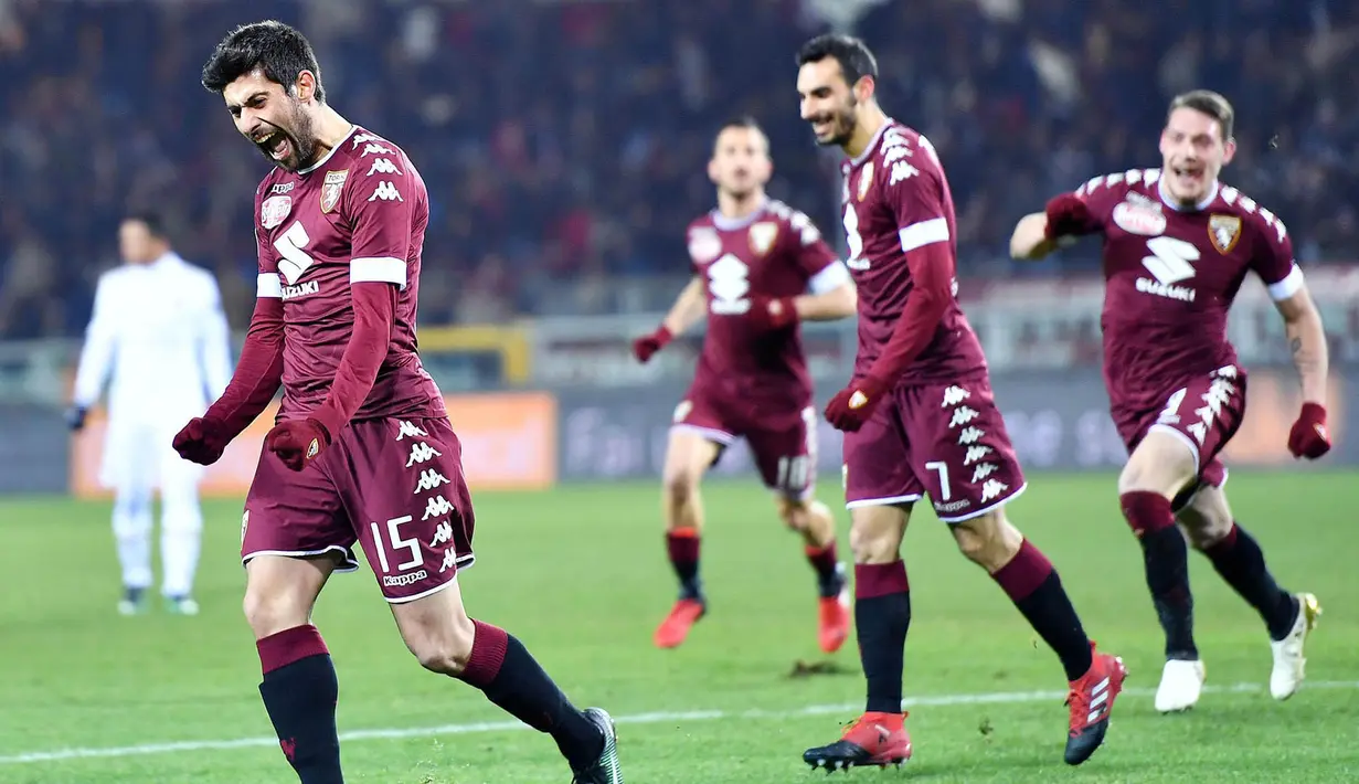 Gelandang Torino, Marco Benassi, merayakan gol yang dicetaknya ke gawang AC Milan. Torino sempat unggul 2-0 melalui gol Andrea Belotti dan Benassi yang keduanya terjadi pada babak pertama. (EPA/Alessandro Di Marco)