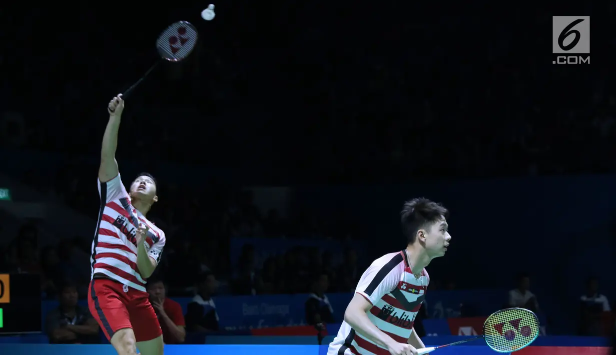 Ganda putra Indonesia, Kevin Sanjaya Sukomuljo/Marcus F Gideon melakukan smesh ke Mads Conrad Petersen/Mads Pieter Kolding (Denmark) di 8 besar Indonesia Open 2018, Istora GBK, Jumat (6/7). Kevin/Marcus unggul. (Liputan6.com/Helmi Fithriansyah)