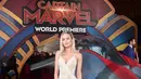 Aktris Brie Larson berpose disamping pesawat antariksa yang ia gunakan di film "Captain Marvel" di Hollywood, California, AS (4/3). Brie Larson merupakan pemeran Carol Danvers di film Captain Marvel.  (AFP Photo/Alberto E. Rodriguez)