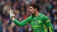 Kiper Manchester City, Stefan Ortega, berhasil menggagalkan peluang emas yang didapat winger Tottenham Hotspur, Son Heung-min, pada laga pekan ke-34 Premier League di Tottenham Hotspur Stadium, Rabu (15/5/2024) dini hari WIB. Berkat peran Ortega, Man City menang 2-0 atas Tottenham. (AFP/Glyn Kirk)
