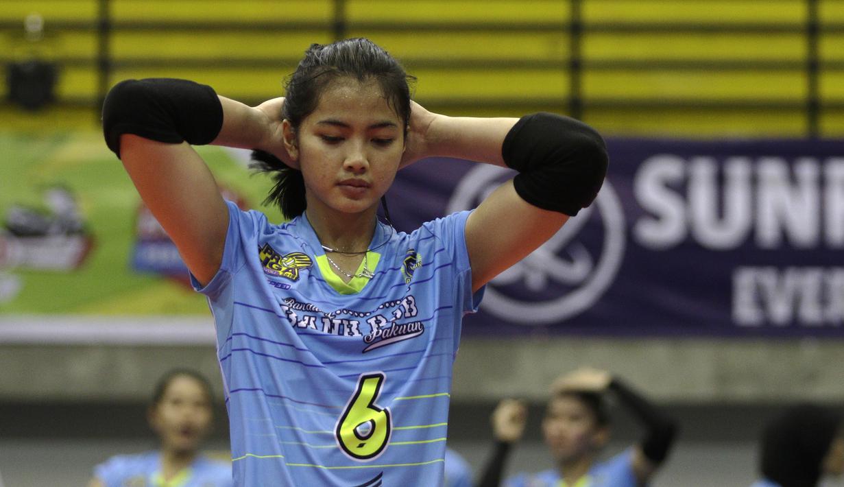 Pevoli Bandung BJB Pakuan, Wintang Dyah, saat menghadapi tim Putri Jakarta BNI 46 dalam ajang Proliga 2019 di GOR Among Rogo, Yogyakarta, Sabtu (23/12). BNI 46 menang 3-1 atas BJB. (Bola.com/Yoppy Renato)