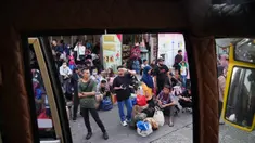 Para calon penumpang menunggu bus yang akan mengangkut mereka menuju kampung halaman menjelang libur Idul Fitri 1447 Hijriah sekaligus menandai berakhirnya bulan suci puasa Ramadan, di terminal Terminal Kalideres, Jakarta, Rabu 18 Maret 2026. Puncak arus mudik Lebaran di Terminal Kalideres, Jakarta Barat, terlihat pada Rabu (18/3/2026). (AP Photo/Dita Alangkara)