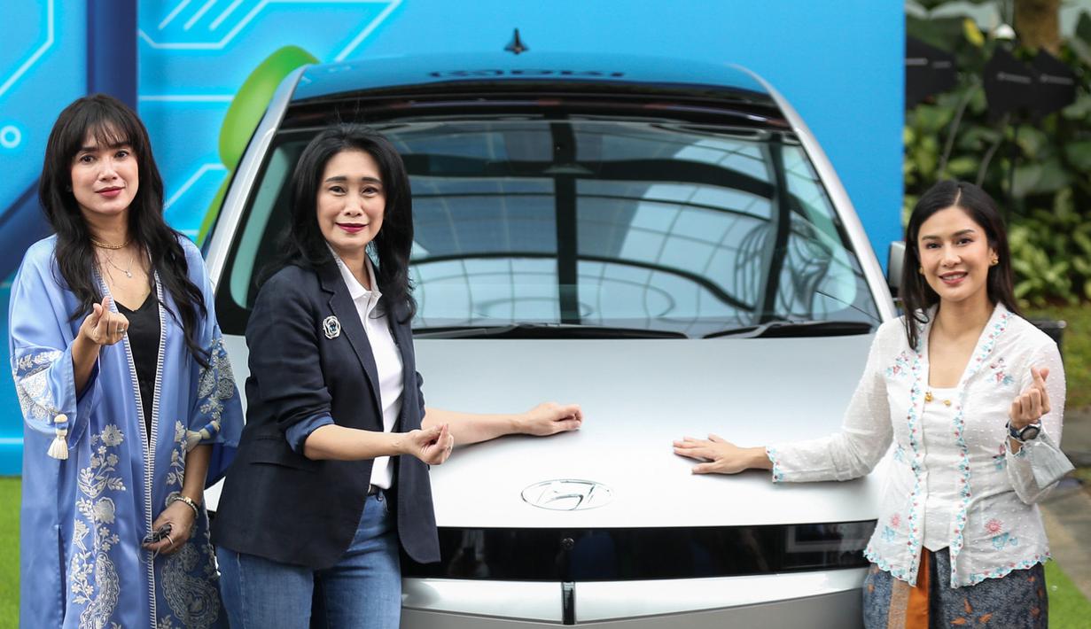 Direktur Bisnis Konsumer BRI, Handayani (tengah) didampingi Ussy Sulistiawaty dan Dian Sastrowardoyo berfoto bersama mobil Hyundai IONIQ 5. (Bola.com/Bagaskara Lazuardi)