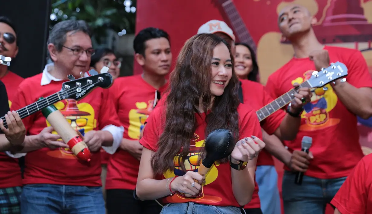 "Siap-siap di bully sih, tadi aja udah dibully tapi seru aja, kemarin pas reading udah ketawa-tawa," kata Aura Kasih di kantor Falcon Pictures, kawasan Duren Tiga, Jakarta Selatan, Rabu (28/2/2018). (Nurwahyunan/Bintang.com)