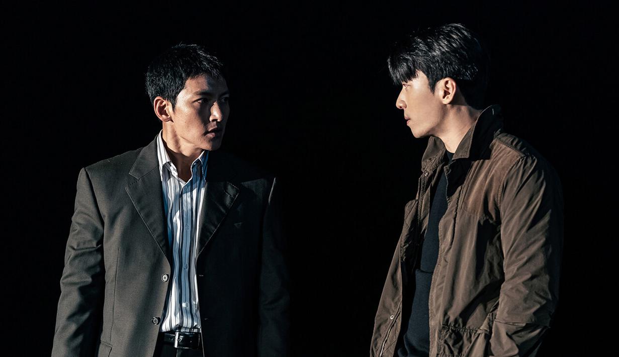 Inti dari drama ini adalah hubungan rumit antara Park Joon Mo dan Jung Ki Chul. Setelah pertemuan awal mereka yang intens, keputusan Jung Ki Chul untuk menerima Park Joon Mo ke dalam Aliansi Gangnam membuat perubahan dinamis dalam hubungan mereka. Terombang-ambing antara kepercayaan dan kecurigaan. (Foto: Disney+ Hotstar via Soompi)