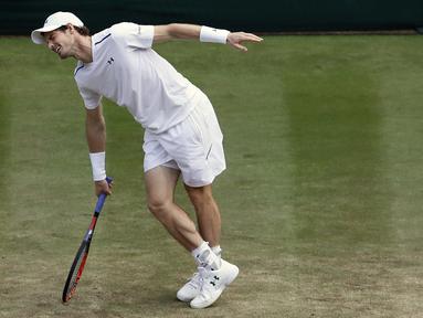 Mimik Andy Murray setelah gagal memasukan bola kearah lawannya Sam Querrey pada laga tunggal putra Wimbledon Tennis Championships 2017 di London, (12/7/2017). (AP/Kirsty Wigglesworth)