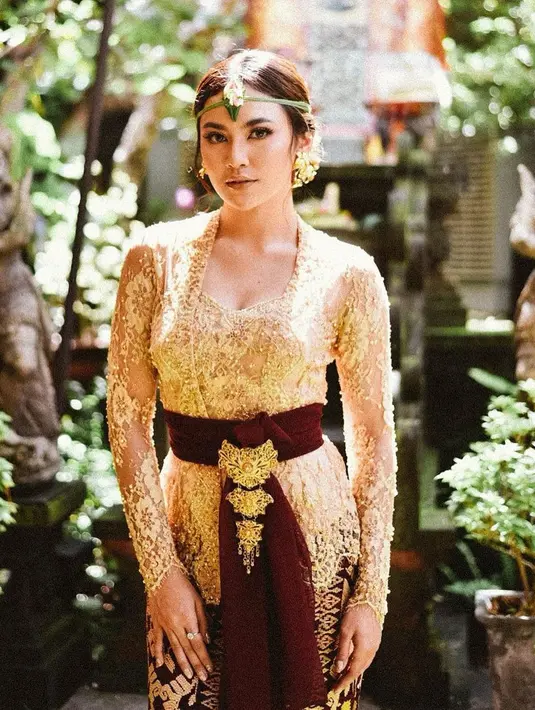 Penampilan perempuan 21 tahun tersebut sering menuai pujian saat mengenakan kebaya. Tak sedikit yang memuji Mahalini Raharja terlihat bak gadis bangsawan saat mengenakan kebaya adat Bali. (Liputan6.com/IG/@mahaliniraharja)