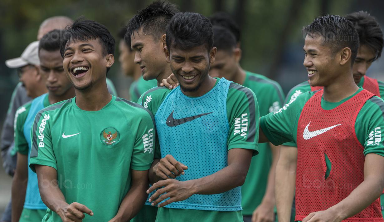 Pemain Timnas Indonesia, Muhammad Hargianto dan Zulfiandi, tertawa usai latihan di Lapangan ABC Senayan, Jakarta, Jumat (19/1/2018). Pemusatan latihan ini dilakukan jelang Asian Games 2018. (Bola.com/Vitalis Yogi Trisna)
