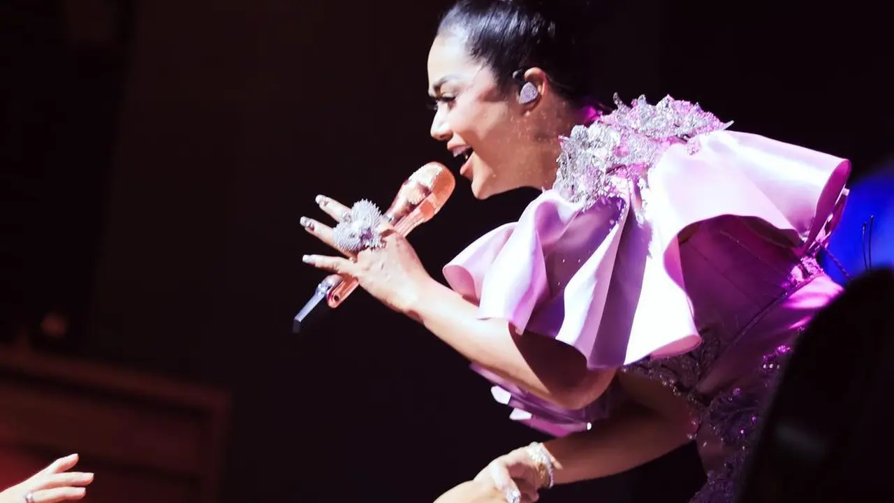 Kris Dayanti konser di Singapura (Instagram/krisdayantilemos)