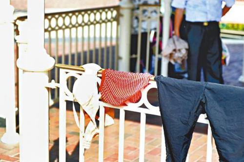 Pakaian dalam yang dijemur di sebuah pagar di Disneyland Hong Kong oleh wisatawan asal China | Photo: Copyright shanghaiist.com