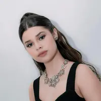 Gaya riasan yang berhasil mengingatkan banyak orang pada penampilan ikonis Selena Gomez, adalah hasil karya makeup artist ternama @danybarca22, yang dengan sempurna menghadirkan pesona kecantikan Hollywood dalam setiap detailnya. [@mariatheodoree].