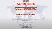 Pada 22 Agustus 2020, Ikatan Ilmuwan Indonesia Internasional memberikan penghargaan kepada Kepala BKKBN Prof Dr. Haryono Suyono era Presiden Soeharto atas keberhasilan inovasi posyandu yang dikembangkan mulai tahun 1983. (Dok Humas BKKBN)