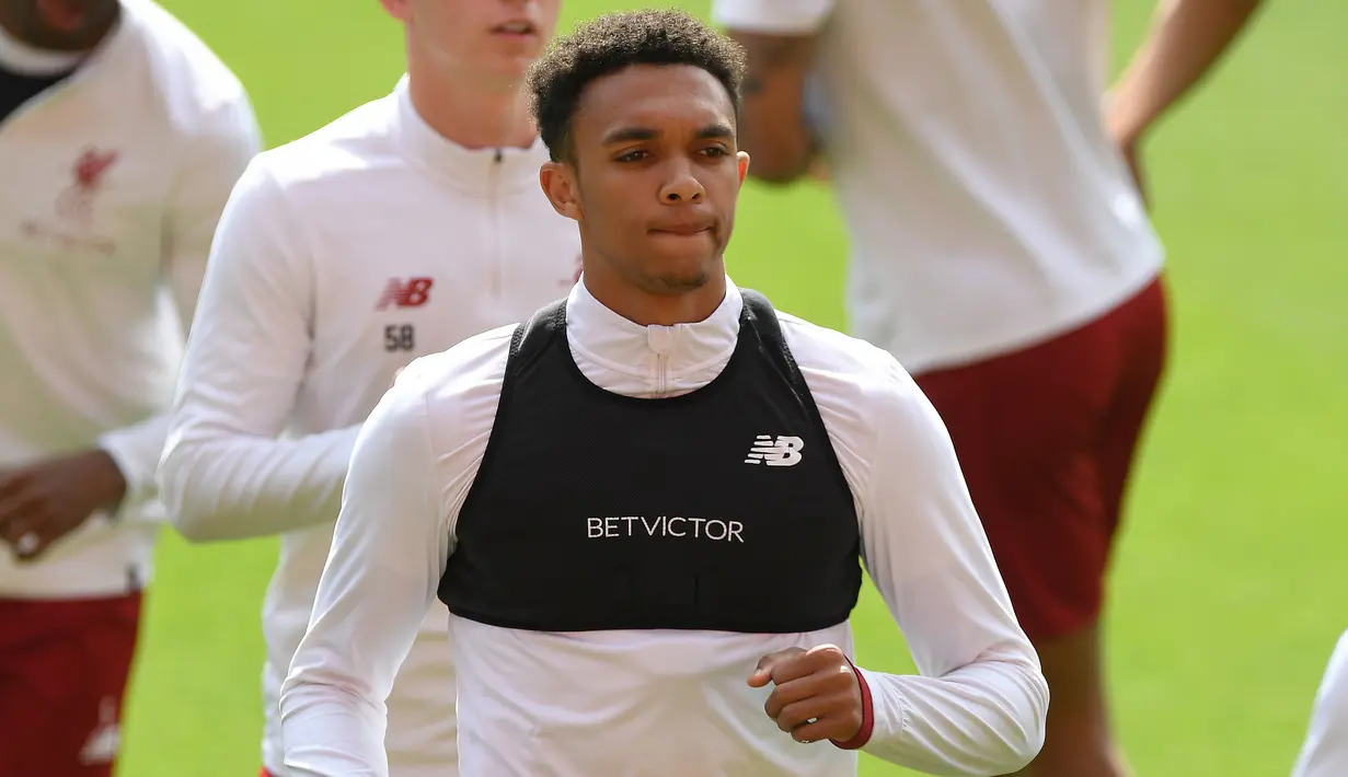 Gelandang Liverpool, Trent Alexander-Arnold melakukan pemanasan saat sesi pelatihan di stadion Anfield, Inggris (21/5). Liverpool akan bertanding melawan wakil Spanyol, Real Madrid pada babak Final Liga Champions. (AFP Photo/Paul Ellis)