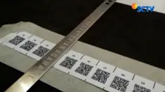 Tapi dengan gelang berbarcode cukup memindai kode QR pada gelang maka akan terdeteksi lokasi jemaah
