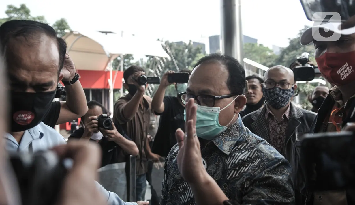 Direktur Utama PT Waskita Beton Precast Jarot Subana tiba di Gedung KPK, Jakarta, Kamis (23/7/2020). Jarot dijemput paksa penyidik KPK setelah tiga kali mangkir memenuhi panggilan kasus dugaan tindak pidana korupsi proyek fiktif pada BUMN PT Waskita Karya (Persero) Tbk. (merdeka.com/Iqbal Nugroho)
