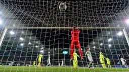 Kiper Gent, Matz Sels, gagal membendung tendangan pemain Wolfsburg, Andre Schuerrle, dalam laga leg kedua babak 16 besar Liga Champions di Stadion Volkswagen, Wolfsburg, Jerman, (8/3/2016). (AFP/John Macdougall)