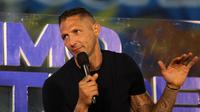 Legenda sepak bola Italia, Marco Materazzi memberikan keterangan saat kegiatan BRImo Future Garuda di Lapangan BRILiaN Stadium, Jalan Fatmawati Raya, Jakarta, Selasa (30/05/2023). (Bola.com/Bagaskara Lazuardi)