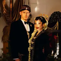 Jelang momen bahagia tersebut, pasangan ini sukses mencuri perhatian publik lewat sesi foto prewedding bernuansa adat Jawa yang begitu kental. [@jennifercoppenreal20].