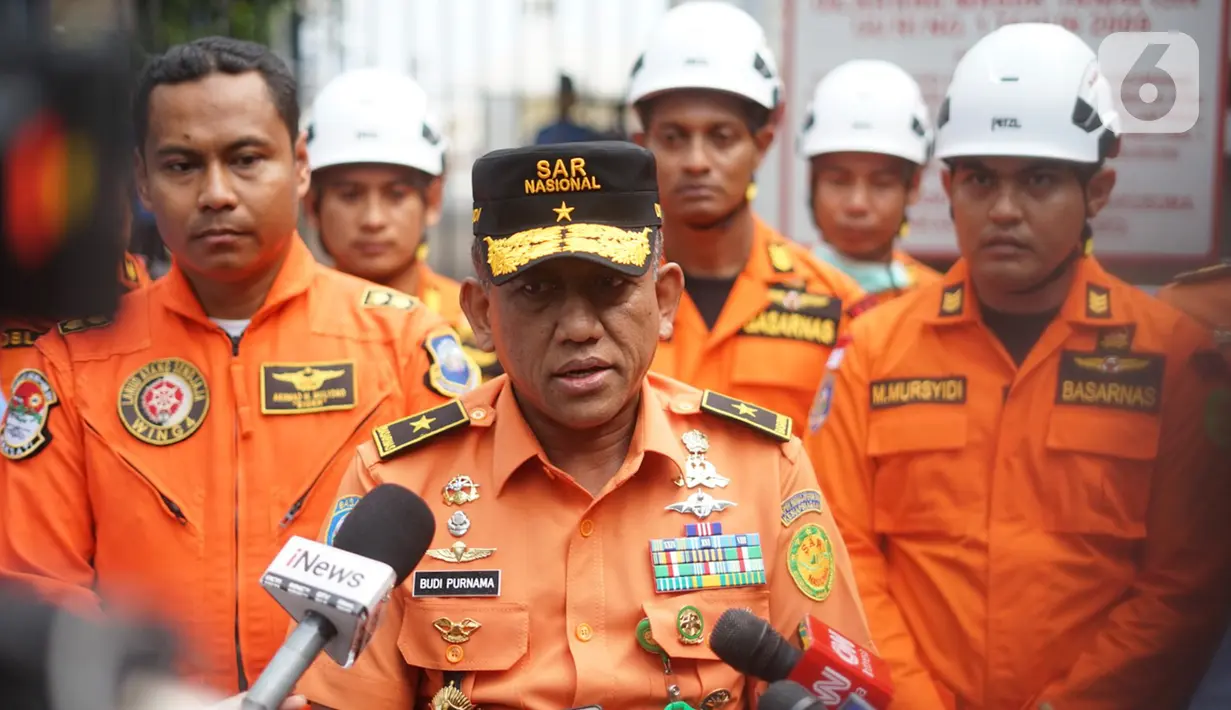 Direktur Operasi Basarnas Brigjen TNI (Mar) Budi Purnama menyampaikan keterangan terkait kedatangan jenazah yang diduga warga negara China yang hilang saat tengah menyelam di Pulau Sangiang, Bandara Halim Perdanakusuma, Jakarta, Senin (11/11/2019). (Liputan6.com/Immanuel Antonius)