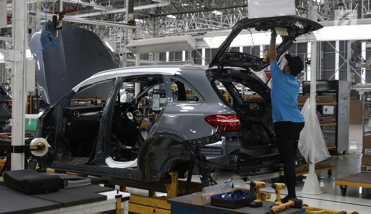 Pekerja menyelesaikan perakitan mobil Mercedes Benz di Pabrik Mercedes Benz, Wanaherang, Bogor (11/12). Mercededes-Benz C-Class generasi terbaru kini resmi masuk jalur produksi pabrik Mercedes-Benz di Wanaherang, Bogor. (Liputan6.com/Herman Zakharia)