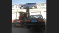 Karena kesal garasinya dihalangi dua buah mobil, seorang pria asal Tiongkok akhirnya memindahkan kendaraan itu ke atap rumah. 