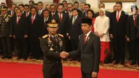 Presiden Joko Widodo atau Jokowi (kanan) menyalami Kapolri Idham Azis (kiri) saat upacara pelantikan di Istana Negara, Jakarta, Jumat (1/11/2019). Idham Azis dilantik menjadi Kapolri menggantikan Tito Karnavian yang diangkat menjadi Mendagri. (Liputan6.com/Angga Yuniar)