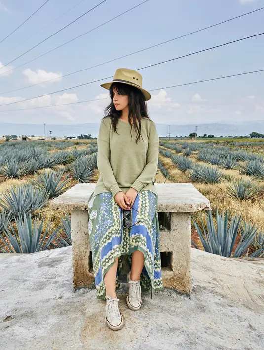 Gadis yang lahir di Havana, Cuba sesuai dengan judul lagunya ini tampil sangat santai saat liburan ke Guadalajara, Meksiko. Menggunakan pakaian serba hijau dengan sweater, serta tambahan topi berwarna senada, Camila berpose di bawah terik matahari Meksiko. (Liputan6.com/IG/@camila_cabello)