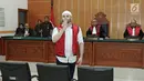 Terdakwa Ridho Rhoma menyapa awak media saat menjalani sidang putusan perkara penyalahgunaan narkoba, Jakarta, Selasa (19/9). Ridho Rhoma divonis 10 bulan penjara dipotong masa tahanan dan menjalankan Rehabilitasi di RSKO. (Liputan6.com/Herman Zakharia)